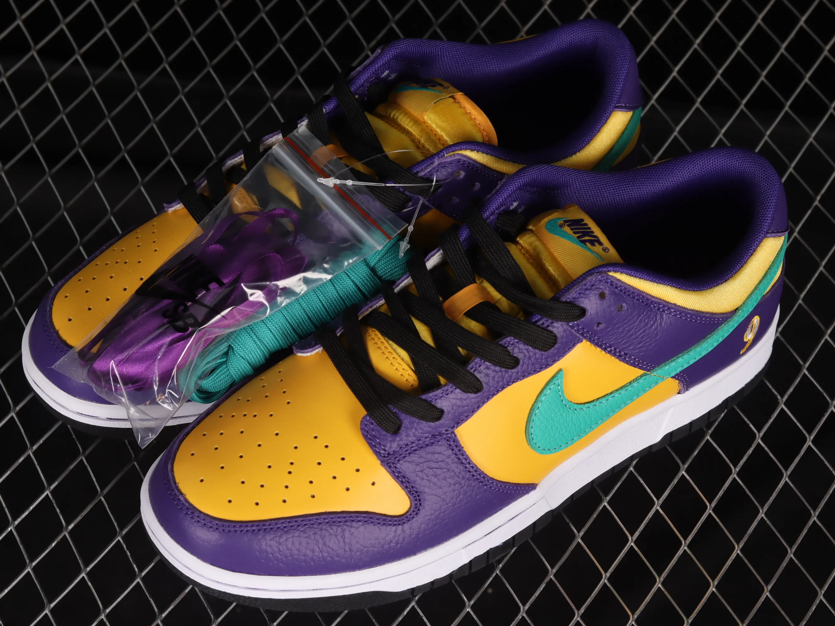All categories Nk SB Dunk Series Nk SB Dunk Low low-top sneakers F version Nk Dunk Low Retro "Lisa Leslie" Los Angeles Purple and Gold Lakers SB low-top sports and leisure sneakers DO9581-500